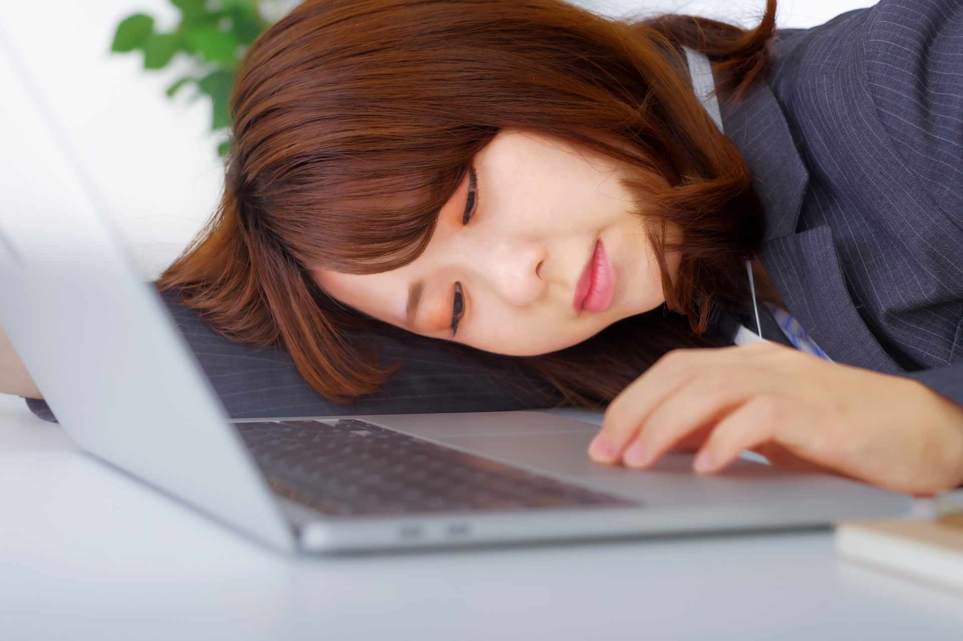会社で笑えない